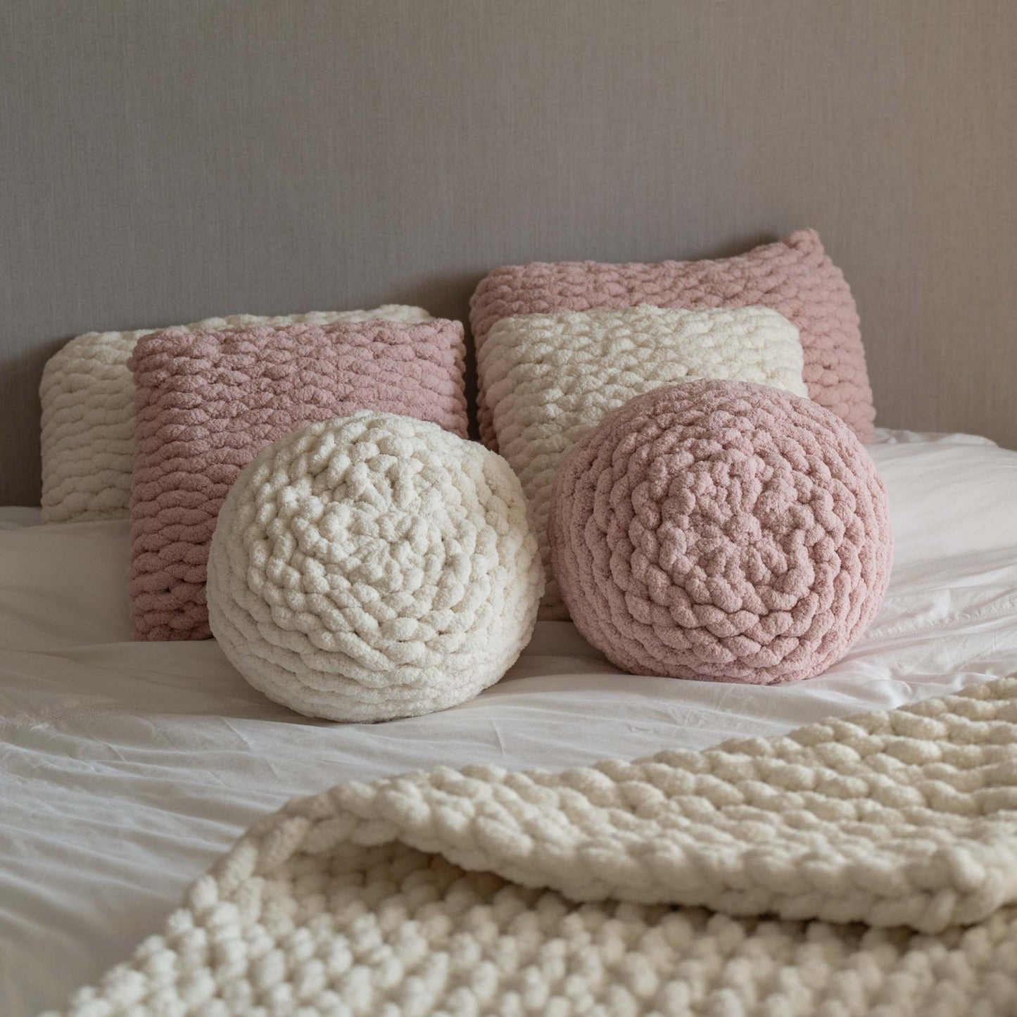 Round knit accent cushion