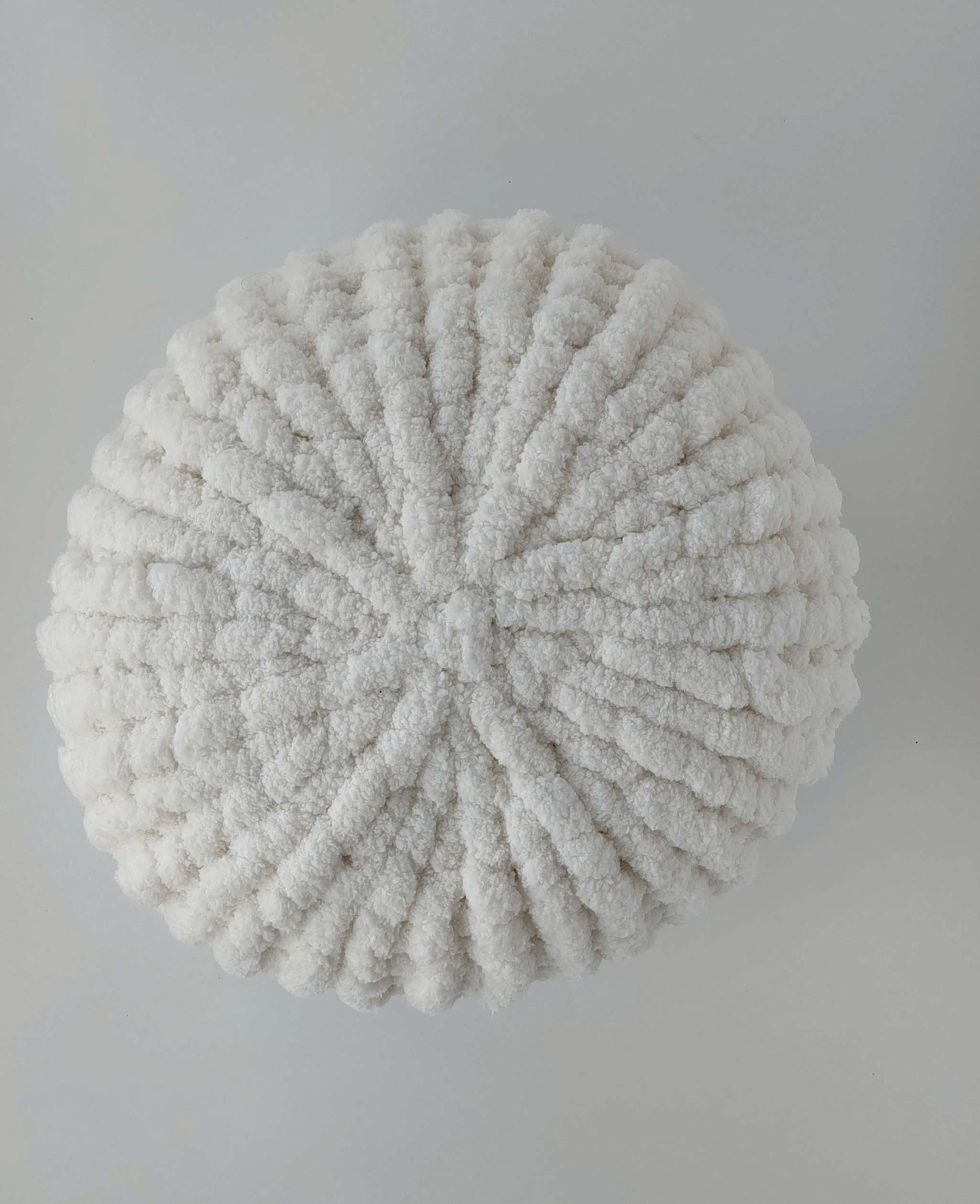 Round knit accent cushion cream